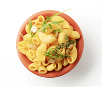 Ekmek pilav makarna bulgur erişte gibi karbonhidratlı yiyecekler ve şeker birçok insanın vazgeçilmezi Sırf bu yiyeceklerden mahrum kalmamak adına kilo vermesi gerektiği halde diyete başlayamayan veya diyetisyen desteği almaktan korkan kişiler var Oysa karbonhidrat beslenmemizin önemli unsurlarından biri Yani günlük beslenmemizde kesinlikle yer almalı Fakat doğru şekilde ve doğru oranlarda Diyetisyen Yaşam Koçu Gizem Şeber karbonhidrat tüketiminin 5N1K sını açıkladı NE Karbonhidratlar çok çeşitlidir Temel olarak basit ve kompleks olarak ikiye ayrılırlar Basit karbonhidratlar beyaz şeker ve bal gibi yiyeceklerden bulunur Kompleks yani zor sindirilen karbonhidratlar ise ekmek pirinç bulgur makarna erişte gibi yiyeceklerdir Meyveler ve kuru meyveler de karbonhidrat içerir Sağlıklı beslenmenin en temel şartlarından biri basit karbonhidrat ve şeker tüketimini azaltıp yerine kompleks karbonhidratlara yer vermektir Karbonhidratlı besinler vücudumuzda enerji üretimini sağlarlar Günlük aldığımız kalorinin en az yarısı karbonhidratlı besinlerden karşılanmalıdır