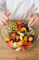 NE ZAMAN Vücudumuzun sağlıklı olması için karbonhidratlar gereklidir Fakat tüketim saati de sağlıklı bir yaşam ve ideal kilo için önem taşır Karbonhidratlı yiyeceklerin gündüz saatlerinde tüketilmesi daha sağlıklıdır Akşam yemeğinde karbonhidratlı bir besin var ise mümkünde yemekten 4 saat sonra yatılmalıdır Yatmadan 2 saat önce yemeği kesmek sindirim sistemi sağlığı ve vücutta yağlanmanın olmaması açısından önemlidir Genel yanılgı meyvelerin tamamen masum olduğudur Fakat meyve tüketiminden de yatmaya son iki saat kala kaçınılmalıdır