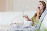 NEREDE Ayakta yemek TV veya bilgisayar karşısında besin tüketimi daha hızlı şekilde yemek yememize yol açar Yapılan bilimsel çalışmalar TV karşısında yemek yiyen kişilerin sofrada besin tüketen kişilere göre daha fazla kalori aldığını ortaya koymuştur Hızlı tüketilen karbonhidratlar kan şekerini daha hızlı yükseltip daha hızlı düşürür Bu nedenle bu tür yiyeceklerin yavaş tüketilmesi önemlidir Aynı zamanda karbonhidratın sindirimi ağızda başlar bu nedenle iyi çiğneyerek besin tüketmek önemlidir Kan şekeri seviyesinin kolay kontrolü için ayaküstü atıştırmaktan ve TV bilgisayar başında yemek yemekten kaçınmanız gerekir