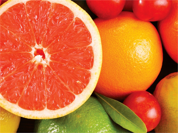Greyfurt Suyunda antioksidanlar bulunur ve bunlar damarları güçlendirir ve bu sayede kalbin zarar görmesini engeller İçerisinde bolca A C ve E vitamini bulunur Yerken ağzı ekşitse de kolestrolü de düşürdüğünden tüketmek gerek