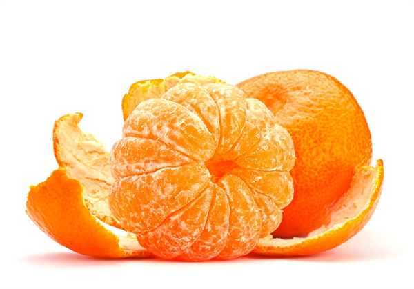 Mandalina Mandalina zengin C vitamini içeriğiyle vücudumuzun soğuk algınlığına nezle ve gribe karşı savunma mekanizmamızı güçlendirir Ayrıca bazı besinlerden kurubaklagiller koyu yeşil yapraklı sebzeler vs aldığımız aktif olmayan demiri aktif hale getirerek bilişsel performansımızı arttırır