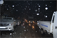 Ağrı da da sabah saatlerinde etkili olan kar yağışı kenti beyaza bürüdü Kar yağışı nedeniyle vatandaşlar ve araç sürücüleri zor anlar yaşadı