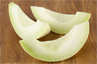 Yüzde 92 oranında su içeren karpuz dehidrasyonu önlemeye yardım eder cildiniz için gerekli olan sıvıyı verir