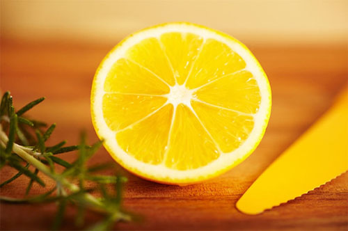 Limon kabuğu doğal bir antimikrobiyal mikrop olmayan özelliğe sahiptir C vitamini vücudun demiri daha iyi emmesine yardım eder