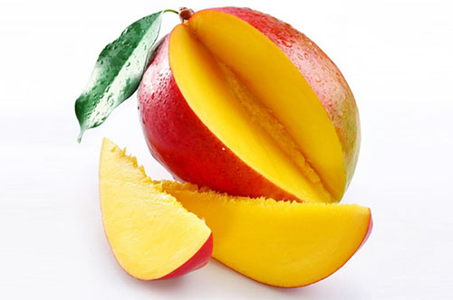 Ayrıca mango bağışıklık sistemini desteklemeye yardım eden fenolik bileşenler içerir Bunun yanı sıra iyi bir lif kaynağıdır Son zamanlarda yapılan bir araştırmaya göre günde 3 porsiyon beta karoten içeren sebze ve meyve yemek kızarıklığı yok edip sağlıklı bir parlaklık vererek cildin görünümünü iyileştiriyor