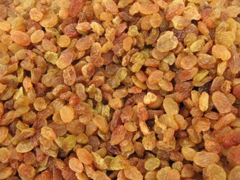 Kuru üzüm Antioksidan olarak kuvvetli oldukları kadar ağız sağlığı için de faydalılar Kapsadığı mineraller vücuttaki östrojen ile etkileşime geçiyor ve osteoporozu önlemede yardımcı oluyor