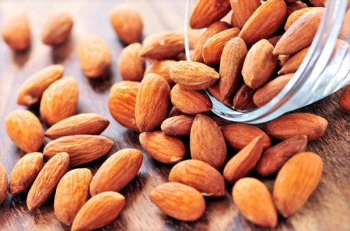 Daha fazla badem Süper yiyecek olan bademin sağlığınıza sayısız faydası vardır Antioksidan olan E vitamini açısından zengin olan badem yaşlandıkça bilişsel zekanızın azalmasını önler Ayrıca amino asitler ve vücudunuz için gerekli yağlarla dolu olan badem beyninizin odaklanmasına yardım eder Ancak çok fazla yememeye dikkat edin çünkü 20 tane bademde yaklaşık 150 kalori vardır