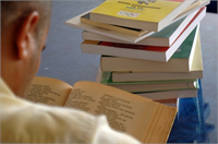 Okuyun Okumak zihniniz için bir kurtuluş demektir Bir araştırmaya göre kitap okumak zihinsel stresinizi yüzde 68 oranında azaltır Kitap okurken günlük hayatın stresinden koşuşturmasından uzaklaşırsınız