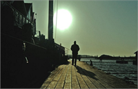 Dışarı çıkın Çok fazla yapay ışığa maruz kalmak beyin enerjinizi tahrip eder dikkatinizi olumsuz etkiler ve hatta uyku kalitenizi bile bozar Bu nedenle beyninizi şarj etmek için daha fazla doğal ışığa çıkın dışarıda dolaşın