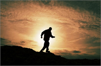 Yürüyüş yapın Dışarıda kendi kendinize yürümeniz sadece egzersiz değildir aynı zamanda zihninizi dinçleştirir Bir araştırmada düzenli olarak doğa yürüyüşleri yapan katılımcıların hafıza ve dikkat ömrünü yüzde 20 oranında geliştiği görüldü