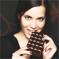 Bitter çikolata yiyin ama azıcık Özellikle bitter çikolata enerjinizi artırırken seratonin hormonu salgılanmasını sağlayarak keyfinizi de yerine getirebilir Unutmayın fazla yiyince fazla mutlu yapmaz ve çikolatanın içerisinde karamel ve benzeri katkılar arttıkça faydaları azalacaktır