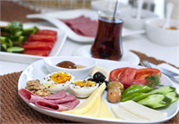 Kahvaltıyı krallar gibi yapın Gün içerisinde daha fazla enerji istiyorsanız tam tahıllı karbonhidrat iyi yağlar ve az yağlı proteinler içeren bir kahvaltı yapın