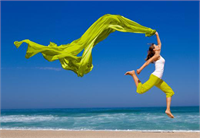 Daha çok enerji istiyorsanız egzersize hayatınızda yer açın Diyetin yanı sıra düzenli egzersiz enerjinizi artırmak için tercih edebileceğiniz iyi bir yoldur Araştırmalar düzenli egzersizin gün boyu daha fazla enerji verdiğini ve ruhsal dengenizi koruduğunu göstermektedir