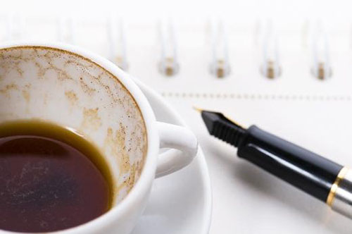 Dozunu kaçırmadan kahve ve çay için Kahve içmek dünyanın en popüler kısa vadede enerji sağlama yöntemidir Kafein geçici zihinsel odaklanma ve enerji iyileştirmesi yapar metabolizmanızı hızlandırır Siyah ve yeşil çay da kafein benzeri maddeler içerir Yapılan çalışmalar çayın uyanıklığı reaksiyon zamanını ve bellek geliştirmek kapasitesini artırdığını göstermiştir