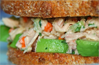 Ton balığı Diğer yağlı balık olan ton balığı iyi bir D vitamini kaynağıdır 85 gram konserve ton balığı 154 IU D vitamini içeriyor ve günlük ihtiyacınızın yüzde 39 unu karşılıyor http www haber3 com saglikli kemikler icin almaniz gereken 11 gida foto galerisi 28719 p11 htm ixzz3MhqvSotJ