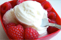 Yoğurt Çoğu insan D vitaminini güneş ışığına maruz kalarak almaya çalışır fakat yoğurt gibi bazı yiyecekler de D vitaminiyle güçlendirilmiştir Bir k se yoğurt günlük kalsiyum alımınız için eğlenceli bir yoldur Özellikle evde mayaladığınız yoğurt daha sağlıklıdır