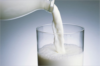 Süt En çok bilinen kalsiyum içerikli içecek süttür 225 miligram yağsız süt 90 kaloridir ve günlük almanız gereken kalsiyum miktarının yüzde 30 unu karşılar Daha fazla fayda için D vitaminiyle desteklenmiş olanları tercih edin Sütü soslarda ya da tatlılarda da tüketebilirsiniz