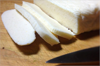 Peynir Peynirde kalsiyum olması demek aşırı miktarda tüketmeniz gerektiği anlamına gelmiyor Sadece 45 gram Çedar peyniri günlük kalsiyum ihtiyacınızın yüzde 30 unu karşılıyor Birçok peynirde çok az miktarda D vitamini vardır