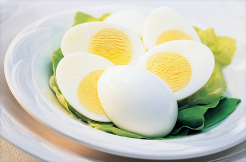 Yumurta Günlük D vitamini ihtiyacınızın sadece yüzde 6 sını karşılayan yumurtayı bulmak çok hızlı ve kolaydır İçindeki D vitaminin yumurtanın sarısında olduğunu unutmayın