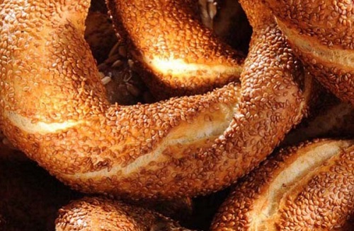AÇMA SİMİT Birçok açma ve simit içerisindeki peynir sucuk gibi yiyecekler nedeniyle kalorisi yükseliyor Ayrıca bunlar rafine edilmiş beyaz unla yapılıyor Bu undaki tüm iyi vitaminler mineraller ve lifler çıkarılmıştır Bu nedenle rafine beyaz un kilo alımına yol açıyor kalp ve şeker hastalığı riskini yükseltiyor Kilo alımının yanı sıra kilo vermeyi de zorlaştırıyor Ancak tam tahıllı simit ve açmaları tercih ederseniz daha sağlıklı olur