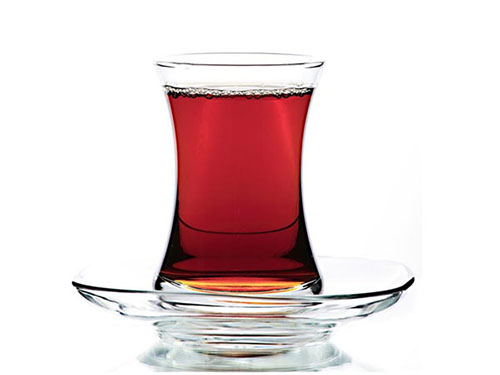 Düzenli olarak süt ve şeker eklemeden öğün aralarında siyah çay içmek güçlü dişler ve sağlıklı diş etleri ve taze bir nefes sahibi olmaya yardımcı olur