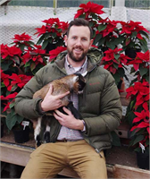 Annesinin reddettiği pigme keçi Benjamin Tom Horsfield tarafından evlat edinilince ortaya inanılmaz sevimli görüntüler çıktı