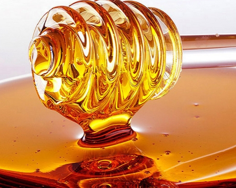 ALERJİLERİ AZALTIR Çiğ ve bölgenizin balını kullanmak bölgenizin polenlerine karşı vücudunuzu alıştırmaya yardımcı olur Ayrıca çevresel alerjilere olan hassasiyetinizi azaltmaya yardımcıdır