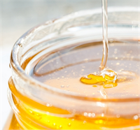 ÖKSÜRÜĞÜ KESER Ballı sıcak su boğazdaki ağrıyı ve tahrişi azaltmaya yardımcıdır Ilık su boğazınızı yumuşatırken bal da boğazınızın ince bir tabakayla örtülmesini sağlar Bu yumuşatıcı etki öksürüğü de azaltmaya yardım eder