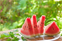 KARPUZ Sıcak yaz günlerinde en fazla tercih edilen ve fazla miktarda tüketilen karpuzun aslında su içeriği çok yüksektir Ama fazla miktarda tüketilmesi daha fazla kalori alımına neden olacağı için karın bölgesi yağlanmaya da neden olabilir Ortalama bir porsiyon karpuz 150 gr dır ve 40 kaloridir Vücuda direnç vermesi yanı sıra idrar söktürücü özelliği de olan karpuzun beslenme programında bulunması önemlidir