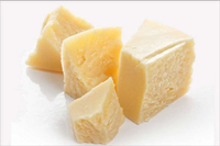 Peyniri küflenmekten koruyabilirsiniz Sadece peynirinizi beyaz sirkenin içine batırılmış k ğıt havluya sarın ve buzdolabında sızdırmaz plastik poşet içine yerleştirin Sirkenin içindeki asit küf oluşumunu önler Bazıları sirkenin peynirin tadını etkileyebileceğini söyler Siz de bu durumdan endişe ediyorsanız peyniriniz üstünde oluşan küfü sebze soyucuyla alın Genelde peynirinizin üzerinde mavi yeşil küf tabakası oluştuysa yaklaşık 2 3 santimetrelik bölümünü üzerinden aldıktan sonra geri kalanı yiyebilirsiniz