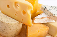 Laktoza karşı hassasiyetiniz olsa da peynir yiyebilirsiniz Parmesan rokfor gibi yıllanmış peynirlerde çok az laktoz bulunur ya da hiç laktoz bulunmaz Diğer tüm doğal peynirlerde laktoz seviyesi çok düşüktür Bu nedenle süt içemeseniz de peynir yiyebilirsiniz