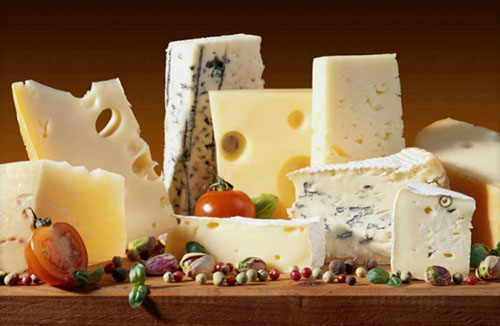 İyi bir protein kaynağıdır Tavuk balık ya da kuru fasulye gibi protein kaynaklarına da başvurabilirsiniz Ancak peynir de protein açısından oldukça zengindir Parmesan gibi eskitilmiş sert peynirler yumuşak olanlardan daha fazla protein içerir Bazı parmesan peynirlerinin 30 gramında yaklaşık 11 gram protein bulunur