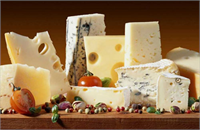 İyi bir protein kaynağıdır Tavuk balık ya da kuru fasulye gibi protein kaynaklarına da başvurabilirsiniz Ancak peynir de protein açısından oldukça zengindir Parmesan gibi eskitilmiş sert peynirler yumuşak olanlardan daha fazla protein içerir Bazı parmesan peynirlerinin 30 gramında yaklaşık 11 gram protein bulunur