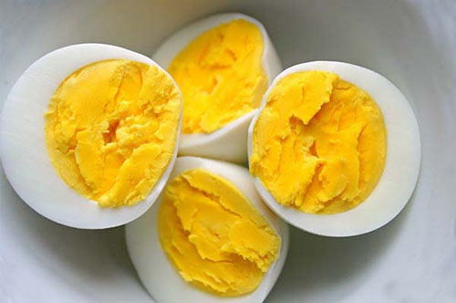 Yumurta Çok fazla besin değeri ve protein için organik yumurtalar bulmaya çalışın