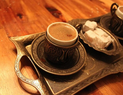 Aşırı kahve tüketimi kalbin ritmini olumsuz yönde etkiliyor Kahvenin içerdiği kafein fazla tüketildiğinde kalpte ritim bozuklukları meydana gelebiliyor Düzensiz kalp atışları kalp çarpıntısına ya da taşikardi gibi rahatsızlıklara neden olabiliyor Doktorlar özellikle kalp hastalarının sınırlı miktarda kahve içmelerini tavsiye ediyor
