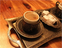 Aşırı kahve tüketimi kalbin ritmini olumsuz yönde etkiliyor Kahvenin içerdiği kafein fazla tüketildiğinde kalpte ritim bozuklukları meydana gelebiliyor Düzensiz kalp atışları kalp çarpıntısına ya da taşikardi gibi rahatsızlıklara neden olabiliyor Doktorlar özellikle kalp hastalarının sınırlı miktarda kahve içmelerini tavsiye ediyor