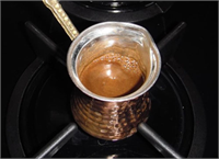 Metabolizmayı hafif de olsa hızlandırıyor kişinin istirahatte harcadığı enerjiyi arttırıyor Özellikle beyne olan kan dolaşımını arttırıyor kişiyi daha dinç hissettiriyor dikkatin daha da yoğunlaşmasını sağlıyor