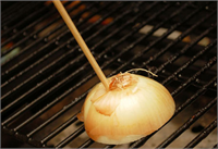 Izgarınızı temizleyebilirsiniz Kızarmış yemek artıklarından kurtulmak oldukça zordur Bir parça soğanla ızgaranızı ovarsanız bu artıklardan kurtulmak sizin için hiç zor olmayacaktır