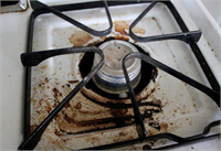 Ocaklarınızı temizleyebilirsiniz Tencereden taşan yemekler ocakta kuruyunca inatçı lekeler haline gelebilir Yine bir parça soğanla ocağınızı ovarsanız bu lekelerden kurulmanız mümkün Eğer isterseniz soğanla birlikte biraz da tuz ekleyebilirsiniz