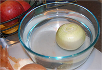 Metal eşyalarınızı parlatabilirsiniz Metalleri parlatmak için özel bir bakıma ihtiyaç vardır Biraz soğan suyuyla kısa süreliğine metal eşyalarınızı parlatabilirsiniz