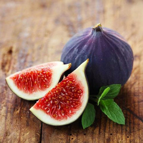İNCİR Dut gibi yüksek şeker içeriği olan incirin 2 tanesi 130 gr 1 porsiyon meyvedir ve 85 kaloridir Aynı miktardaki kuru inciri düşündüğünüzde ise 370 kaloriye denk gelmektedir Özellikle gebe kadınlarda alınması önemli olan folik asitin zengin kaynaklarından biri olan incirin ayrıca yüksek lif içeriği bulunmaktadır Kabızlık sıkıntısı olan bireylerin sabah kalkar kalkmaz 1 su bardağı ile incir tüketmesi yaşadıkları bu problemi çözecektir Ayrıca bağışıklık sisteminin güçlenmesi içinde az ama düzenli tüketimi önemlidir İncir içerisinde potasyum kalsiyum magnezyum ve fosfor bulunmaktadır İncirin kalp sağlığına iyi geldiği de bilinmektedir