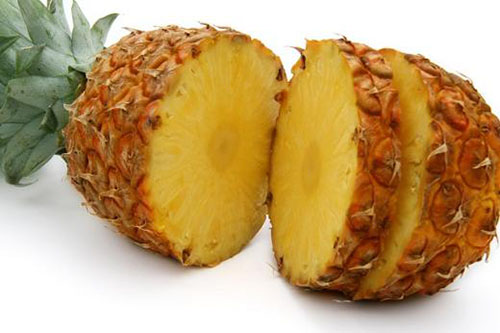 ANANAS 1 porsiyon ananas 125 gram ve ortalama 75 kaloridir İçeriğinde A ve C vitamini ile potasyum kalsiyum magnezyum ve fosfor bulunur Protein sindiriminde görev alan ananas aynı zamanda barsak hızlandırıcıdır Ayrıca iltihaplanma durumunda bunun için savunmayı arttırır