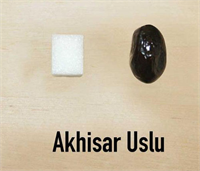 Akhisar uslu Aslında yağlık bir çeşit olmasına rağmen sofralık siyah zeytin olarak değerlendiriliyor 900 bin civarında ağaç sayısı bulunuyor İri meyveleri mor siyah renkte yağ oranı yüzde 20 dir Yetiştiği bölgeler Manisa nın Akhisar Turgutlu İzmir in Kemalpaşa Selçuk Muğla nın Merkez ve Yatağan ilçeleri