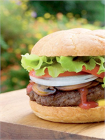 Astım hastaları bu gıdalar sizin düşmanınız Türkiye de erişkinlerin yaklaşık yüzde 7 inde çocukların 15 inde astım görülüyor Astım doğru tedavi ve beslenme ile kontrol altına alınabilen ancak dikkat edilmediği takdirde günlük hayatta hastayı ciddi olarak kısıtlayabilen kronik bir hastalık Dr Ayşe Gürel fast food beslenmenin astıma yakalanma olasılığını artırdığını belirtiyor