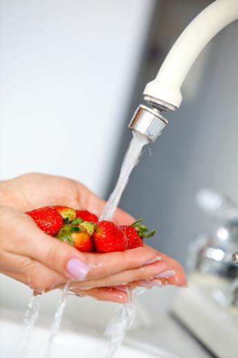 Sebze ve meyveleri şiddetli akan suyun altında yıkamayın Sebze ve meyvelerin içindeki bazı vitaminler suda çözünüyor Bu nedenle sebze ve meyveleri şiddetli akan suyun altında uzun süre yıkamayın Hızlı akan su yüzeyde oksijen kaybına neden olarak yiyeceklerin besin değerini düşürüyor Ayrıca sebzeleri yıkarken bütün halinde suya basın Doğrayıp suya bastığınızda vitamin değerini öldürüyorsunuz Aynı şekilde sebzeleri pişirirken de tencereye çok fazla su eklemeyin Sebzeleri çok az suyla ya da buharda pişirmeyi tercih edin