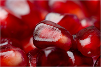 1 KANSERE KARŞI KORUYUCU ETKİSİ VAR Antioksidanlar bizi kanserden ve kronik dejeneratif hastalıklardan yaşlılık ve kaza gibi travmalar sonrası oluşan rahatsızlıklar koruyan en güçlü silahlardır Hepimizin kış aylarında taze veya taze sıkılmış olarak yemeyi tercih ettiği nar ve nar çekirdeği yüksek dozda polifenolik bileşikler tanen ve antosiyoninler içerirler ki bu maddeler bilinen en güçlü antioksidanlar Bunun yanı sıra içerisinde bulunan antisiyanidin siyanidin ellajik asit gibi antioksidanlar sayesinde östrojen hormonu sentezlenmesini engelleyerek göğüs kanseri hücrelerinin üremesine karşı etki gösterdiği yönünde araştırmalar bulunuyor Ayrıca son zamanlarda nar suyunun prostat kanserinin önlenmesinde doğal bir antioksidan olduğu konusu da gündemde Güçlü antioksidan özelliğiyle adeta sihirli bir meyve gibi nitelendirilen narın bağışıklık sistemini güçlendirerek pek çok hastalıktan korumaya yardımcı olduğu da biliniyor