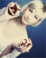 3 NAR YİYEN KALBİNİ DE KORUR Narın en önemli özelliklerinden biri de kalbi koruması Yapılan araştırmalara göre narda serbest radikallere karşı güçlü etkisi olan çeşitli vitamin mineral enzim ve antioksidanlar bulunuyor ve bu zengin içerik özellikle kardiyovasküler hastalıklarla mücadelede önemli bir etki gösteriyor Yine içerisinde bulunan antioksidanlar ve diyet lifi sayesinde kandaki kötü kolesterol olarak nitelendirilen LDL nin düşmesine yardımcı oluyor Kötü kolesterolün damar çeperini delip duvara yerleşmesini ve tıkanıklıklar oluşturmasını önleyerek damar sertliğine karşı koruyucu damar elastikiyetini artırıcı özellik gösteriyor Kan basıncında artışa sebep olan ACE adlı enzim aktivitesini azaltarak kan basıncını düşürücü etki sağlıyor ve bu sayede hipertansiyon hastaları için fayda gösteriyor