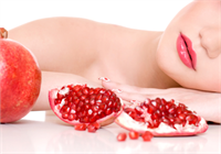 4 NAR ÇEKİRDEĞİ GÜZELLEŞTİRİYOR Narın çekirdeği de güzellik kaynağı Nar çekirdeğinin antioksidan ve kolajen yapımını uyarıcı etkilerinden ötürü hem cilt kanserinden koruyucu hem de güzelleştirici etkisi bulunuyor Bu sebeple nar çekirdeği yağından yapılan sabun ve cilt bakım ürünleri uzun zamandır birçok ülkede oldukça revaçta Cilt sıkılaştırıcı kırışıklık giderici ve tazeleyici pürüzsüz görünüm verme özellikleriyle de nar kadınların ihmal etmemesi gereken bir meyve olarak dikkat çekiyor