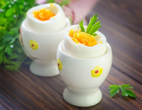 Yumurta sarısındaki renk farklılığının sebebi nedir Yumurta sarısının koyuluğu tavuğun yemine göre değişebilir ve yumurtanın besleyiciliği veya kalitesi üzerinde herhangi bir etkisi yoktur Tavuk yeminde önerilen miktarından daha fazla buğday bulunursa yumurta sarısı açık mısır bulunursa koyu olabilmektedir