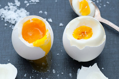 Kahverengi mi daha besleyici yoksa beyaz yumurta mı Yumurtanın kabuk rengi tavuğun cinsiyle alakalıdır Kahverengi ve beyaz yumurtalar besleyicilik yönünden aynıdır